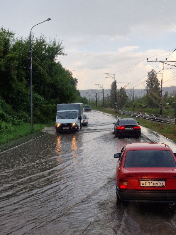 Crues éclair après les pluies dans le district de Sébastopol