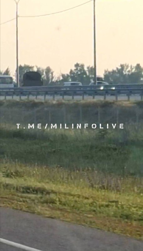 据报道沃罗涅日地区巴甫洛夫斯克附近发生小武器冲突，卡车在高速公路上起火，坦克报告
