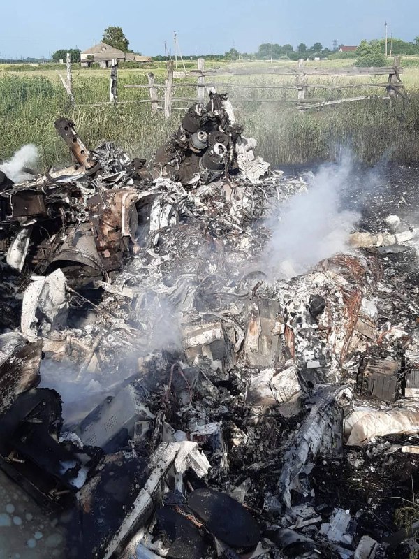 Restos del helicóptero Ka-52 derribado hoy cerca de Talovaya en la región de Voronezh. Tripulación muerta