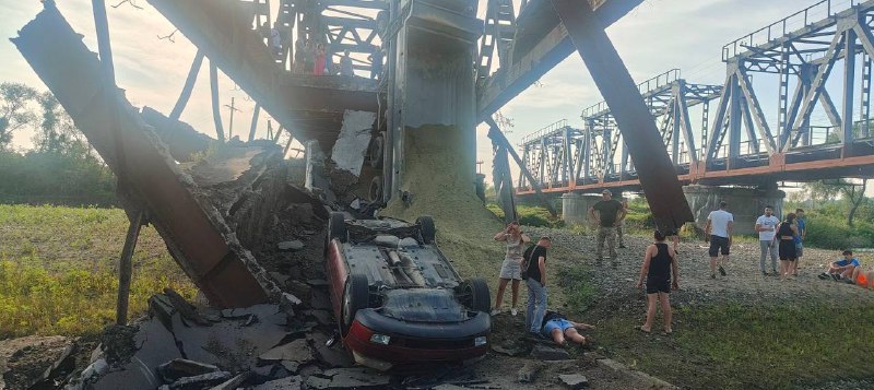 Il ponte sul fiume Teresva è crollato nella regione della Transcarpazia
