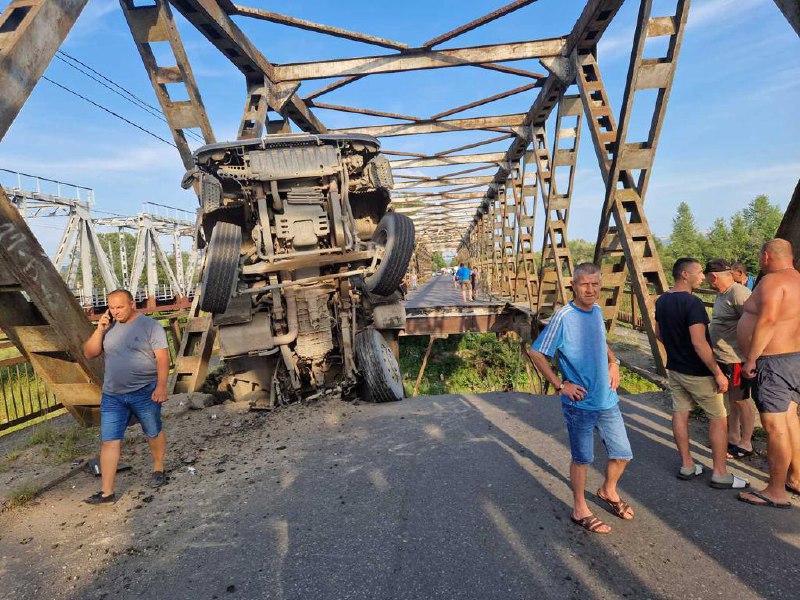 Brücke über den Fluss Teresva ist in der Region Transkarpatien eingestürzt