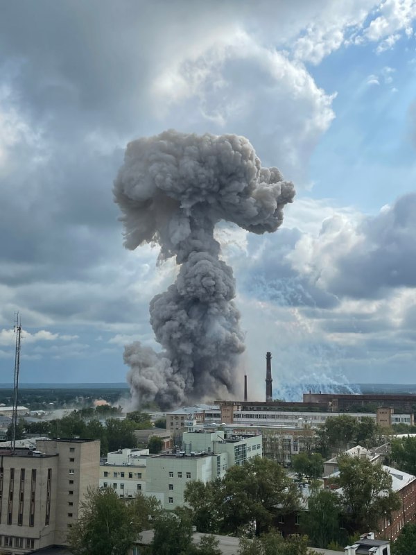Очевидци съобщават за експлозия в Сергиев Посад. По предварителни данни това е станало в Загорския оптико-механичен завод, счупени са прозорци на съседни къщи