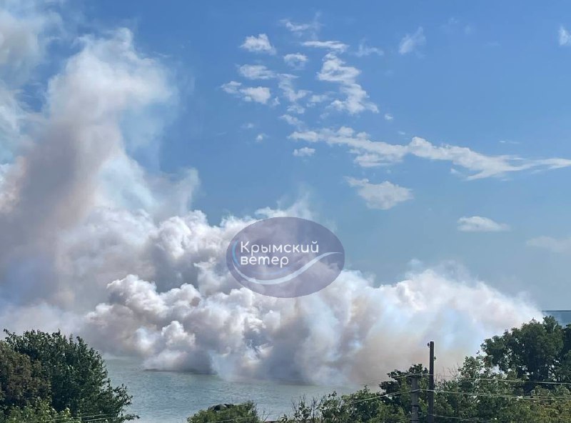 Над Керченським мостом знову дим