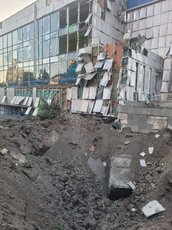 Danos à piscina na cidade de Dnipro como resultado do ataque de míssil russo
