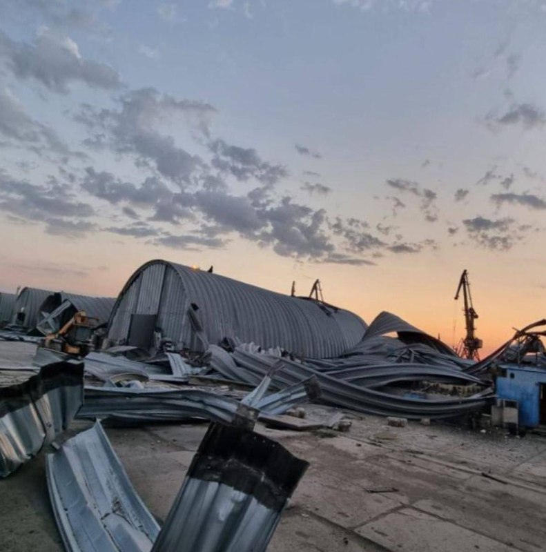 Zniszczenie magazynów zbożowych w wyniku rosyjskiego ataku dronami w nocy w rejonie Izmaił w obwodzie odeskim