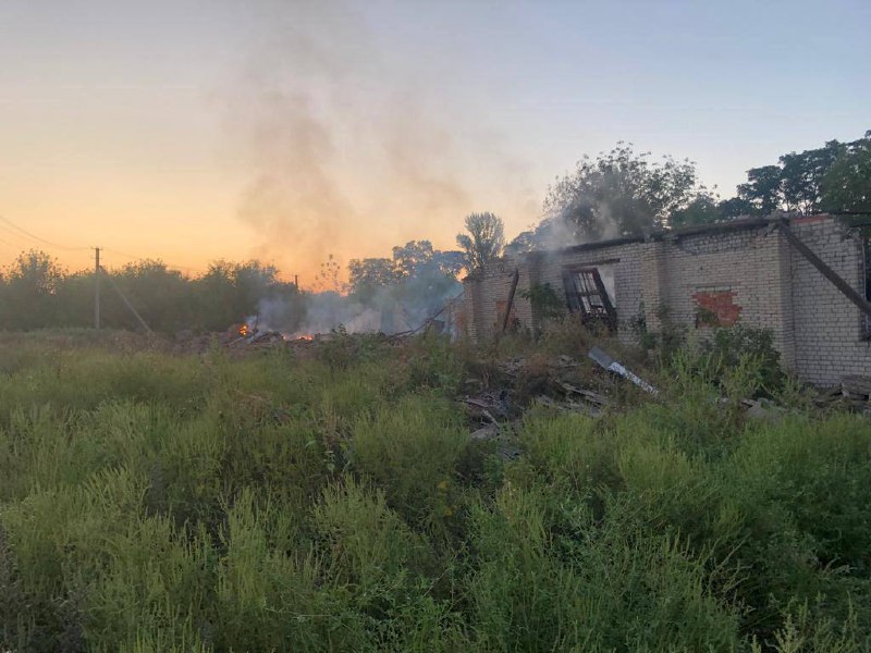 俄罗斯沙赫德无人机摧毁了哈尔科夫州伊久姆区皮斯基-拉德科斯基村废弃的粮食仓库