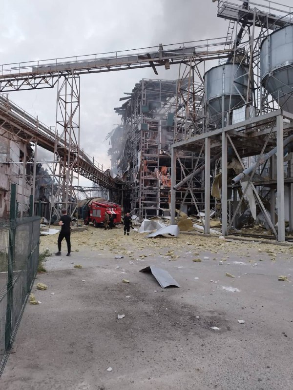 俄罗斯导弹袭击波尔塔瓦州米尔霍罗德区Hoholeve村石油制造厂