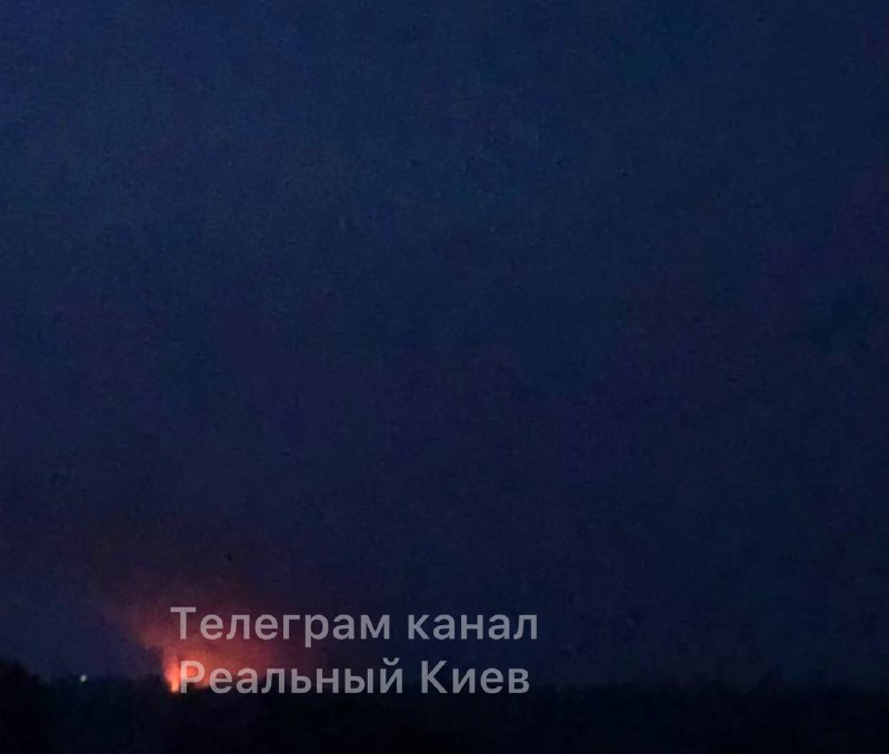 Кров тржног центра гори у Шевченковском округу у Кијеву након што су пали остаци пројектила
