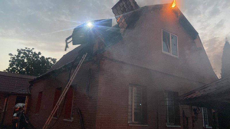 In der Region Kiew wurden drei Personen verletzt und sechs Häuser durch Trümmer von Raketen und Drohnen beschädigt