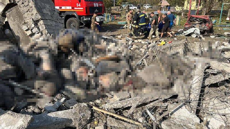 48 ubijeno, 6 ranjeno kao rezultat ruskog granatiranja kafića i trgovine u selu Groza u okrugu Kupiansk u regiji Harkov