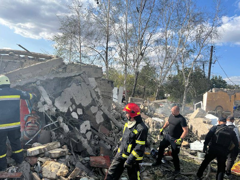 48 zabito, 6 zraněno v důsledku ruského ostřelování v kavárně a obchodě s potravinami ve vesnici Groza v Kupianském okrese Charkovské oblasti