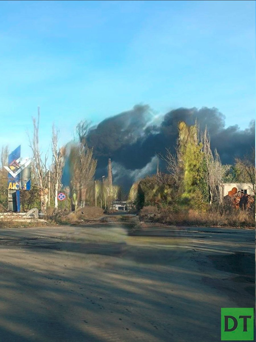 Fumaça subindo sobre a usina de coque de Avdiyivka