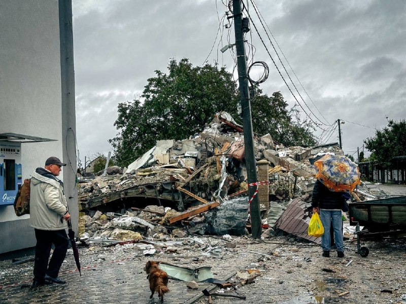 Zniszczenia w infrastrukturze mieszkalnej w wyniku uderzenia rakietowego w Myrhorod