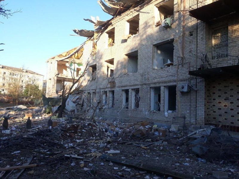 A aviação russa lançou bombas no distrito de Beryslav durante a noite, causando danos generalizados, inclusive a um hospital