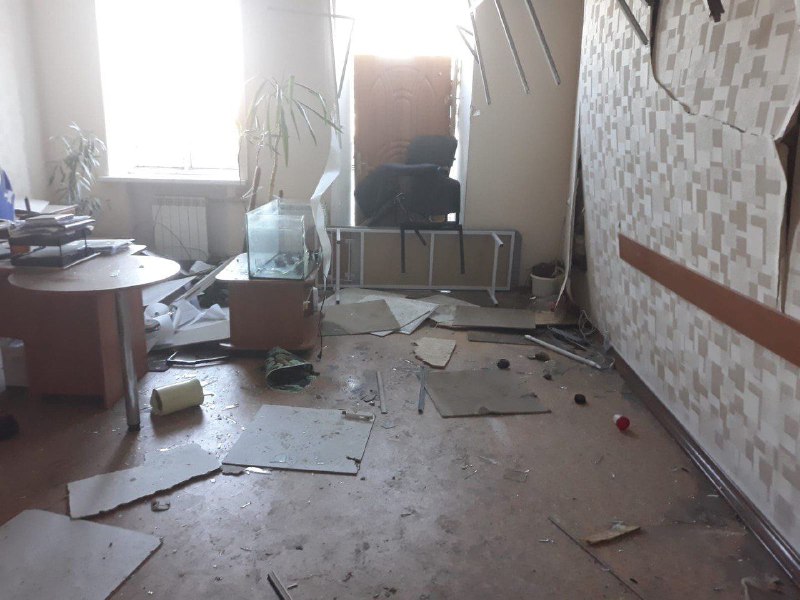 Russische Flugzeuge haben über Nacht Bomben im Bezirk Beryslaw abgeworfen und dabei großen Schaden angerichtet, auch in einem Krankenhaus