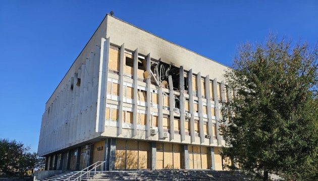 Российские военные обстреляли областную библиотеку в Херсоне