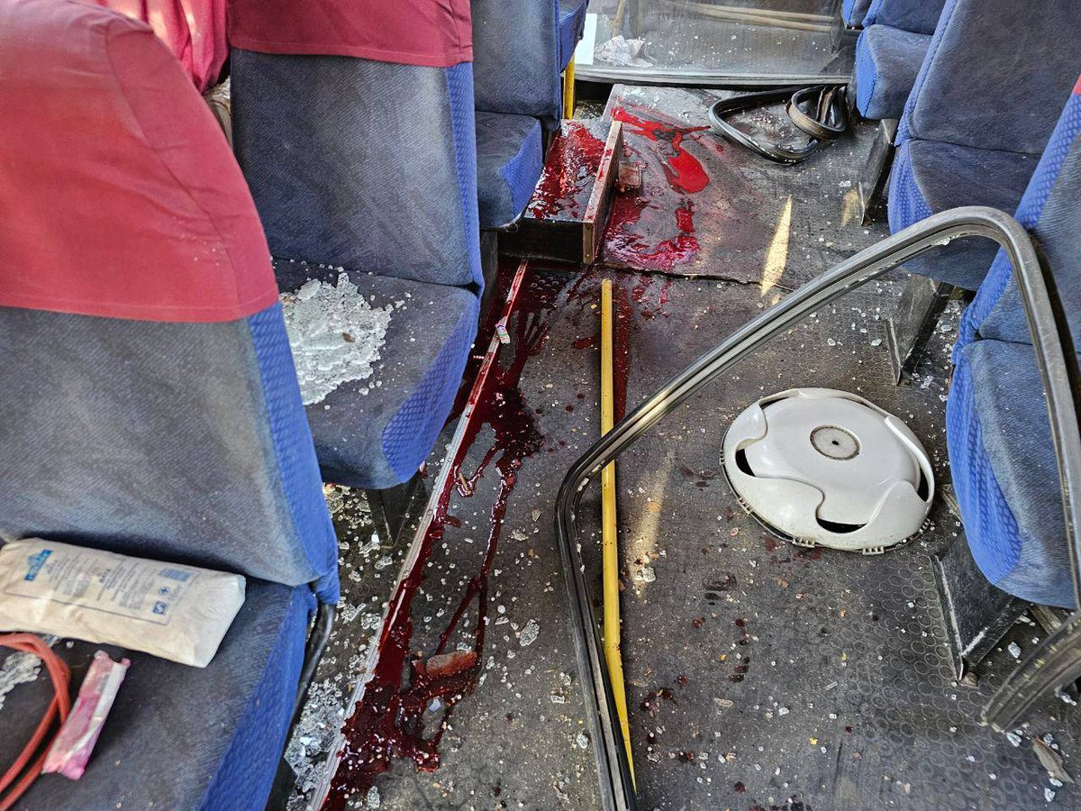 4 Personen wurden bei einem russischen Beschuss eines Stadtbusses in Cherson verletzt