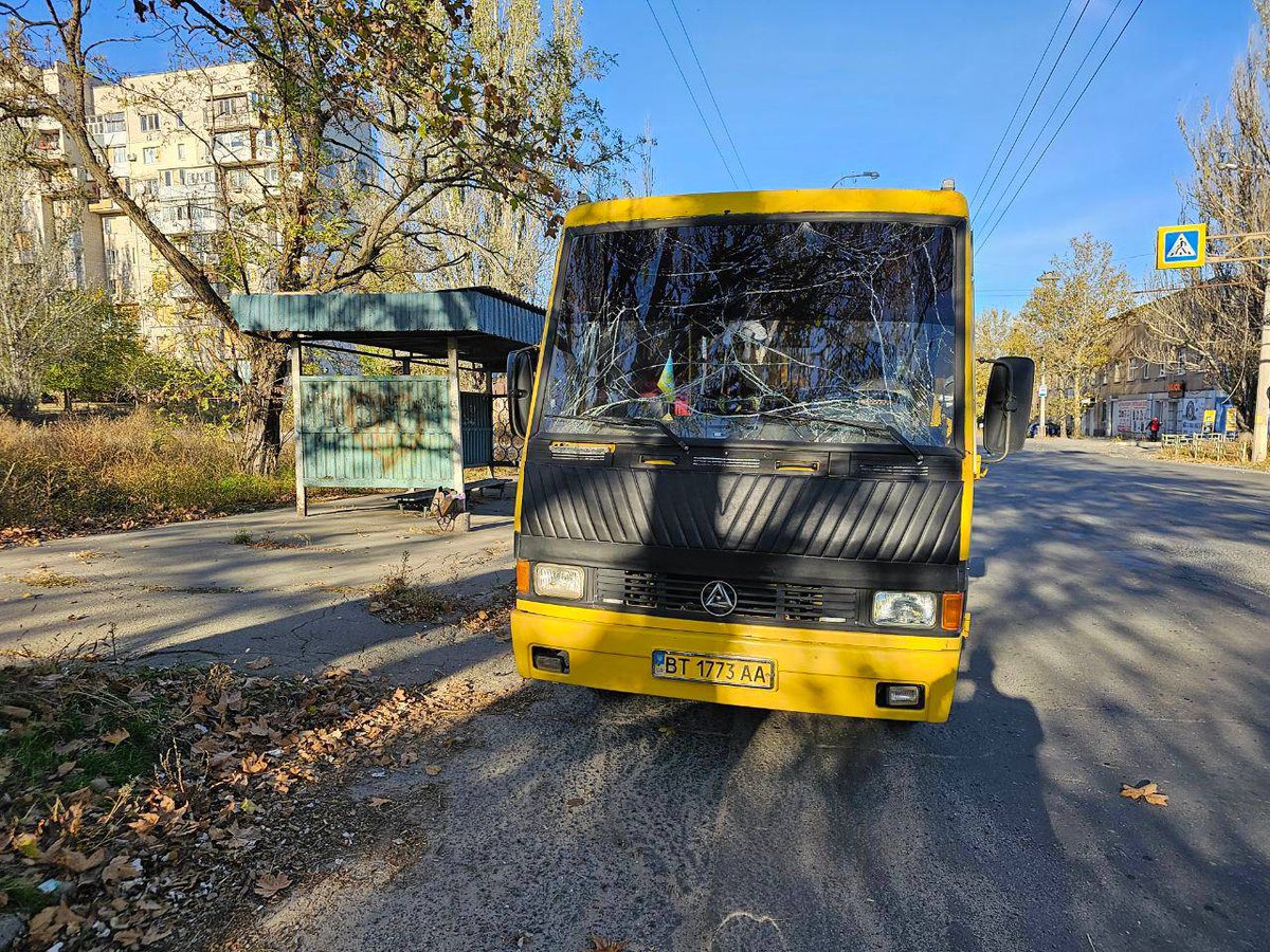 Vier personen raakten gewond als gevolg van Russische beschietingen op de stadsbus in Kherson