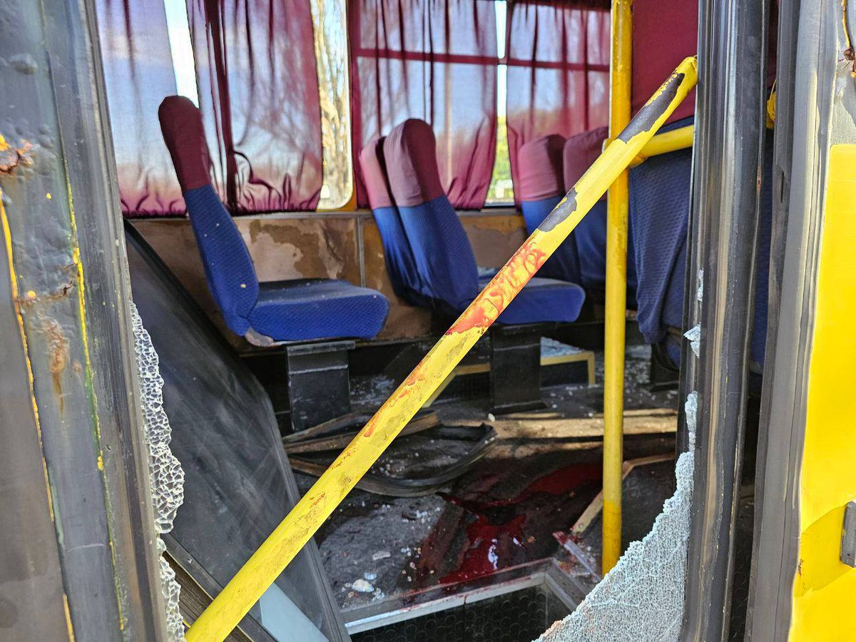 4 души са ранени в резултат на руския обстрел срещу градския автобус в Херсон