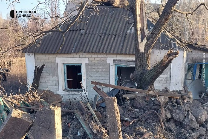Rozsáhlé poškození v Selidove po zásahu střely 4 střelami S-300