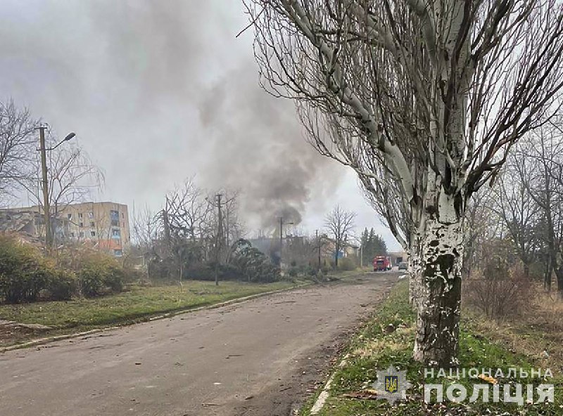 مقتل 2 من رجال الإنقاذ وإصابة 3 آخرين وإصابة 4 مدنيين آخرين نتيجة قصف صاروخي مزدوج في منطقة كوميشوفاخا في منطقة زابوريزهيا