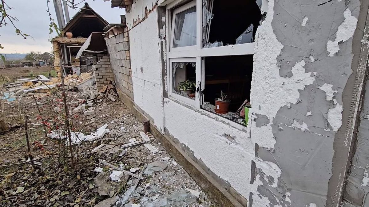 Almeno 3 persone uccise, 5 ferite in seguito al bombardamento a Chornobaivka nella regione di Kherson con munizioni a grappolo