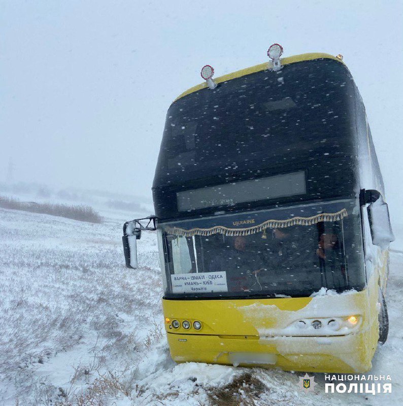 Forti nevicate nella regione di Odessa, autostrade chiuse, numerosi incidenti stradali, anche con camion di cereali