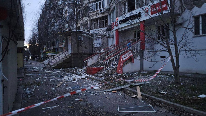 5 persone sono ferite in seguito ai bombardamenti russi nella parte centrale di Kherson