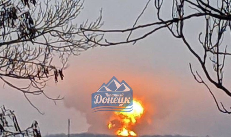 Eksplozije i požar prijavljeni su u Makiivki nakon navodnog raketnog udara