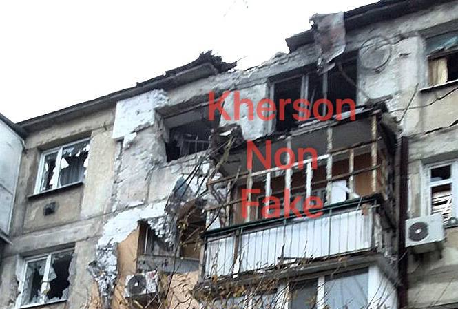 Het Russische leger heeft een woonhuis in de wijk Korabelny in Cherson beschoten