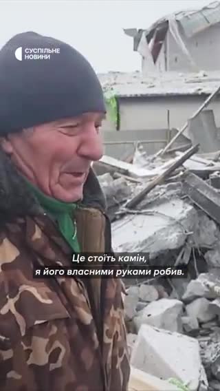 Uma casa foi destruída em Bortnichi, na região de Kyiv, pelos destroços de um míssil abatido