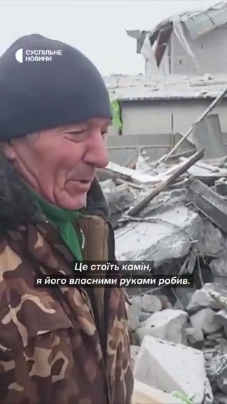 कीव क्षेत्र के बोर्तनिची में मिसाइल से गिराए गए मलबे से एक घर नष्ट हो गया