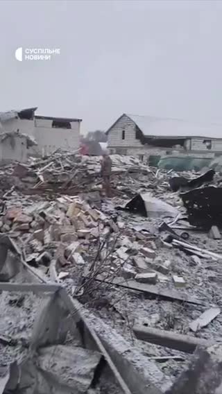 Een huis in Bortnichi in de regio Kyiv werd verwoest door het puin van een neergeschoten raket
