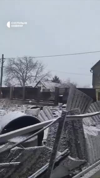Una casa fue destruida en Bortnichi, en la región de Kyiv, por los restos de un misil derribado