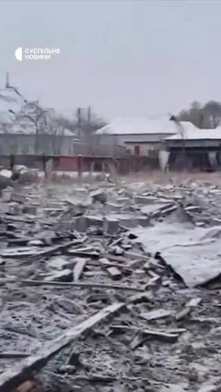 Una casa è stata distrutta a Bortnichi, nella regione di Kyiv, dai detriti del missile abbattuto