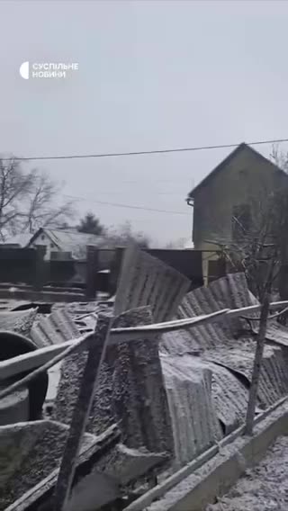 In Bortnichi in der Region Kiew wurde ein Haus durch die Trümmer einer abgeschossenen Rakete zerstört