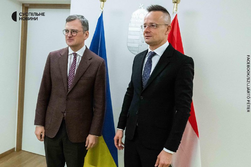 Ukrainos užsienio reikalų ministras Kuleba pirmą kartą susitiko su Vengrijos kolega Sijarto nuo visapusės invazijos į Rusijos Federaciją pradžios.
