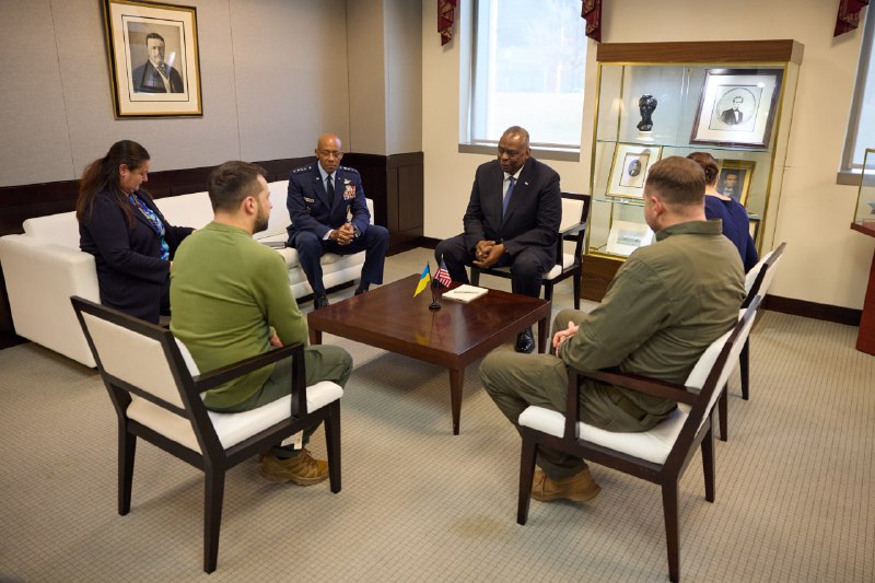 Zelensky begon zijn bezoek aan de VS met een ontmoeting met minister van Defensie Lloyd Austin en voorzitter van de Joint Chiefs of Staff, generaal Charles Brown van de Amerikaanse National Defense University.