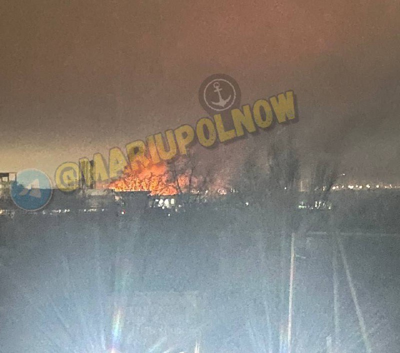 Голям пожар на мястото на експлозията в Мариупол