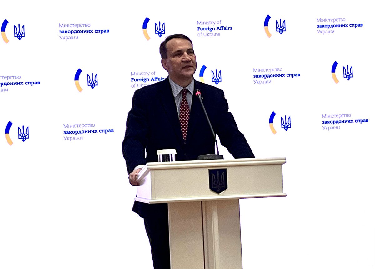 Министърът на външните работи @sikorskiradek в Киев като почетен гост на честването на Деня на дипломатическата служба на Украйна