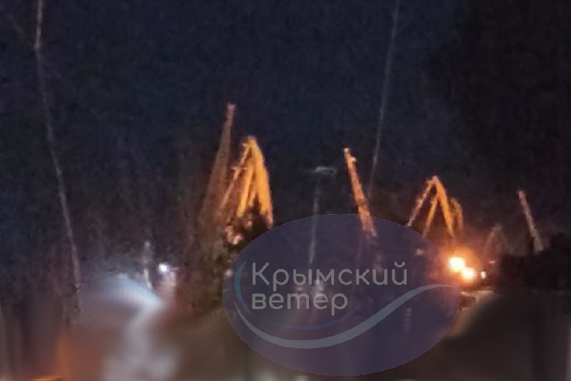 Alegadamente, um navio com munição foi atingido em Feodosiya