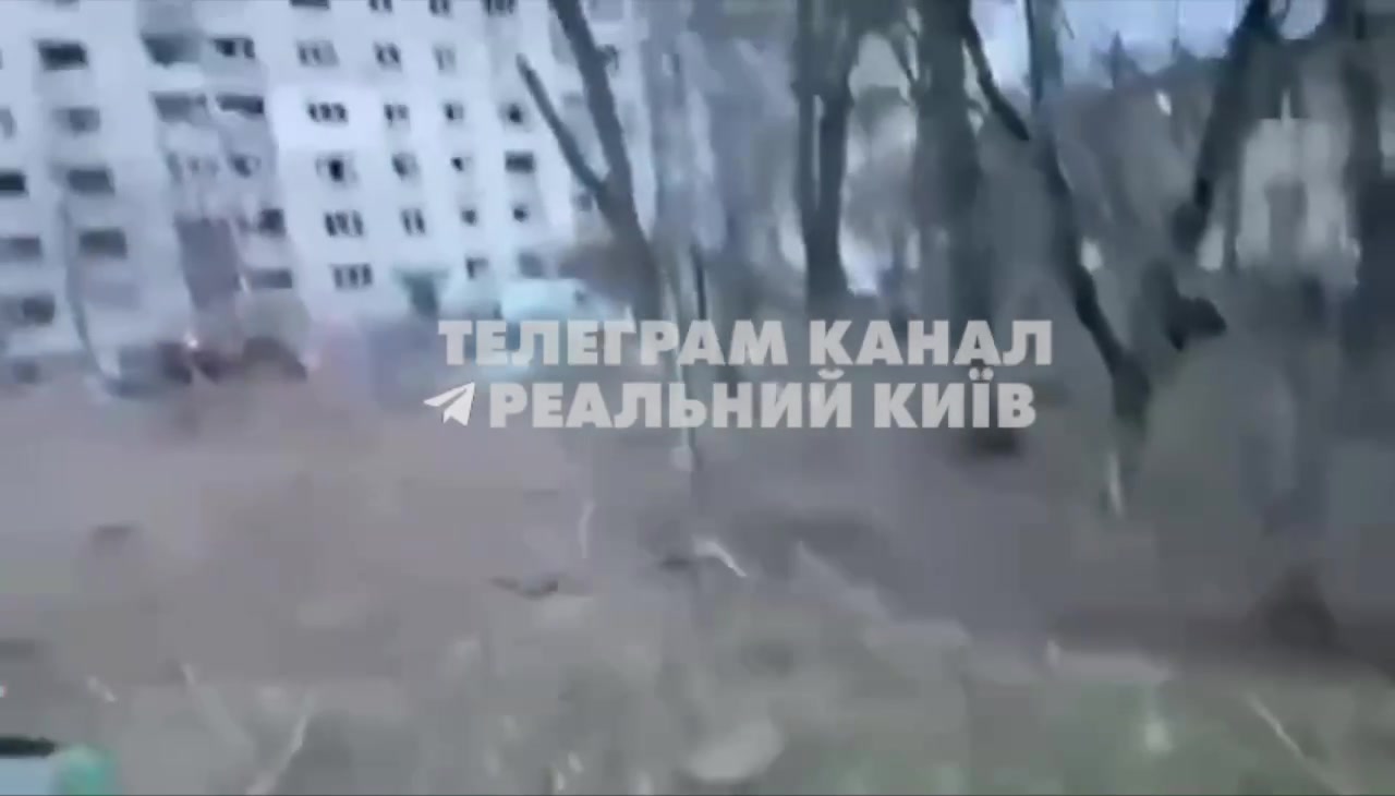 Un missile a touché la cour d'un immeuble à Vychneve
