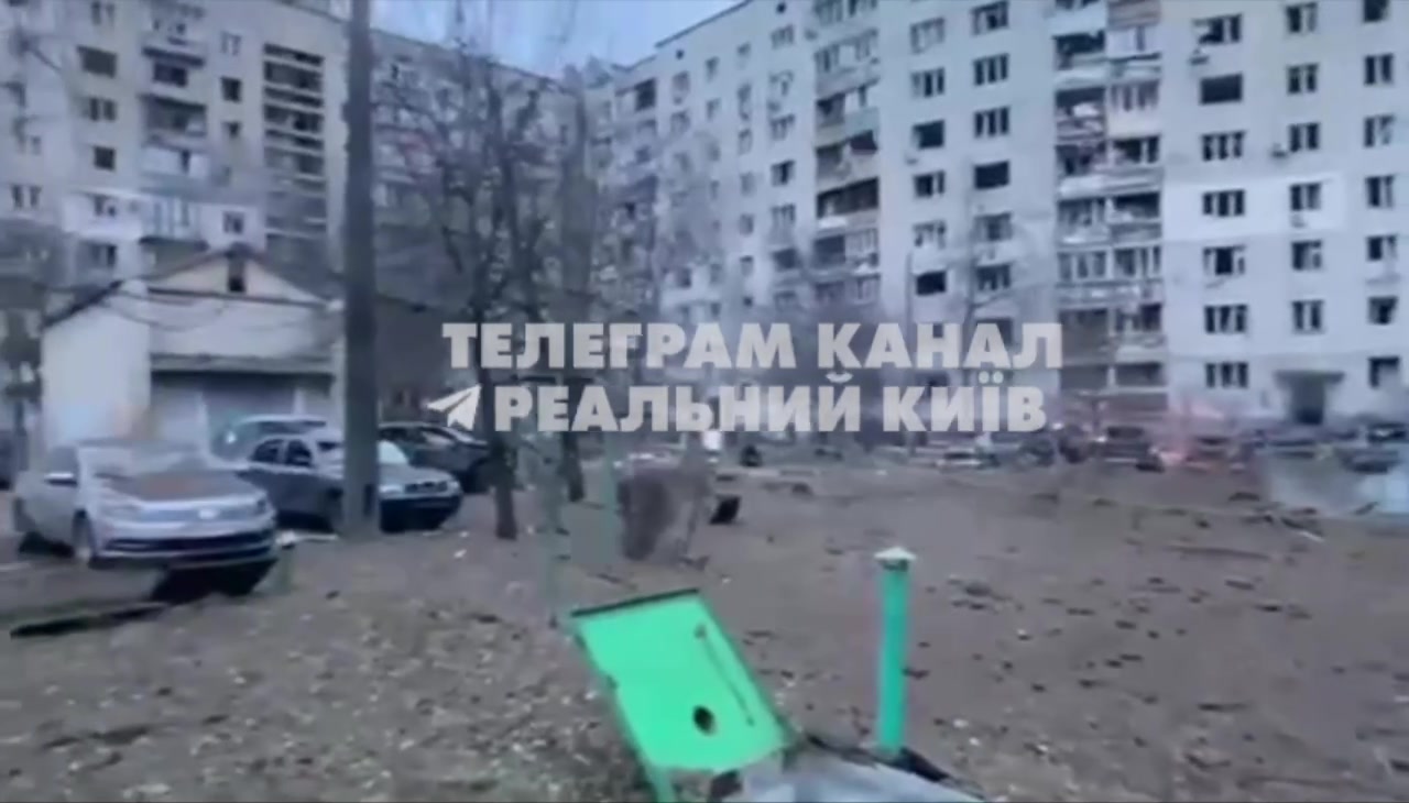 Ракета попала во двор жилого дома в Вишневом