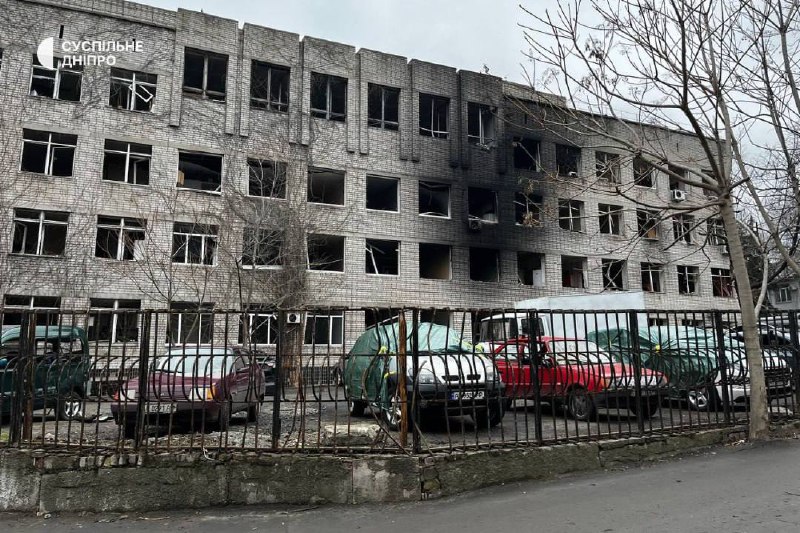 Zniszczenia w mieście Dniepr w wyniku nocnego ataku drona
