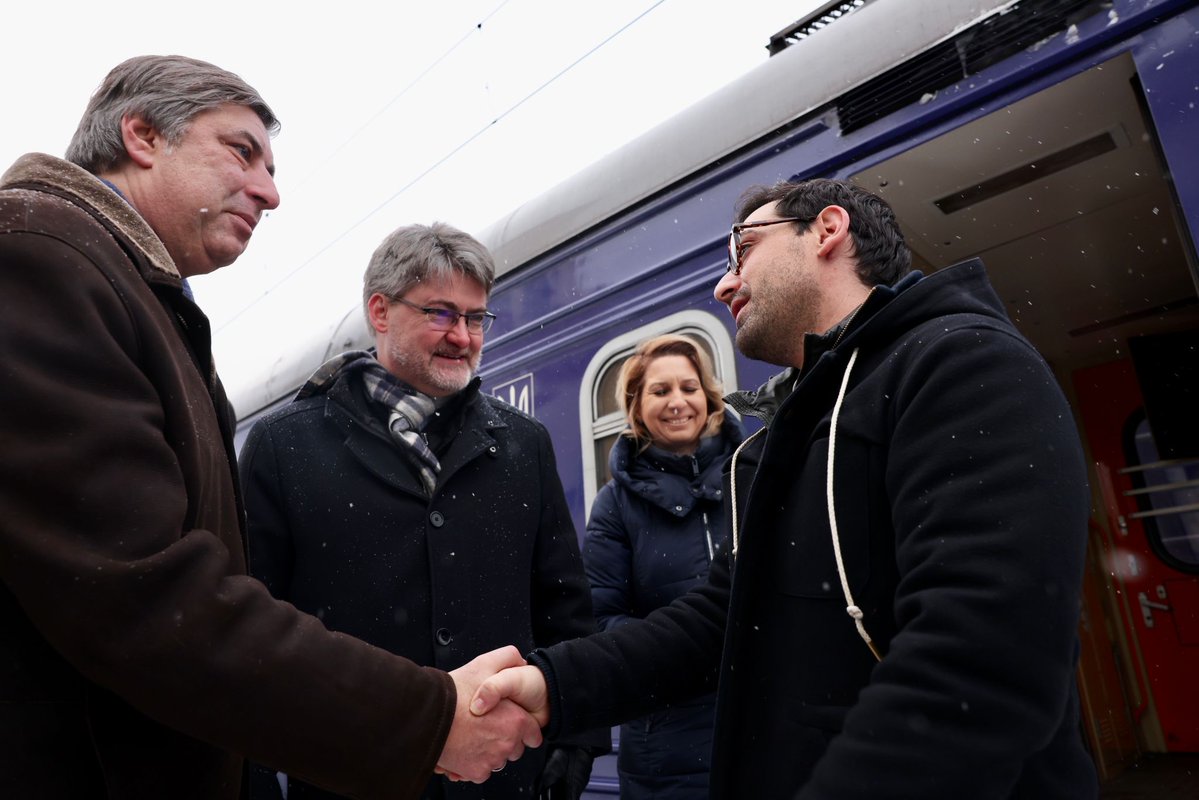 O novo ministro das Relações Exteriores da França, @steph_sejorne, chegou a Kyiv em sua primeira viagem, a fim de continuar a ação diplomática francesa lá e reiterar o compromisso da França com seus aliados e ao lado das populações civis