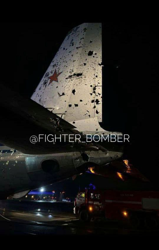 Il-22M utrpelo poškodenie, no jeho posádke sa ho podarilo vrátiť na základňu, tvrdí provojnový telegramový kanál Fighterbomber, ktorý zverejnil tento obrázok.