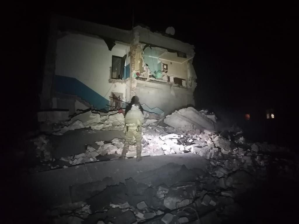 3 pessoas feridas, mais 5 que se acredita estarem sob os escombros depois que aviões russos lançaram 2 bombas e lançaram um míssil contra uma residência em Nova York, na região de Donetsk