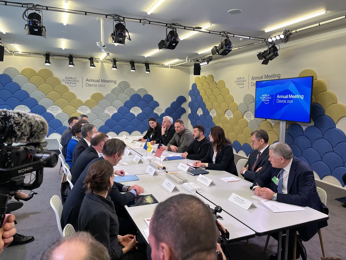Blinken opent Davos door Zelensky te ontmoeten. Ondanks de financieringsblokkade in het Congres belooft Sullivan Amerikaanse steun totdat Rusland faalt en Oekraïne wint.