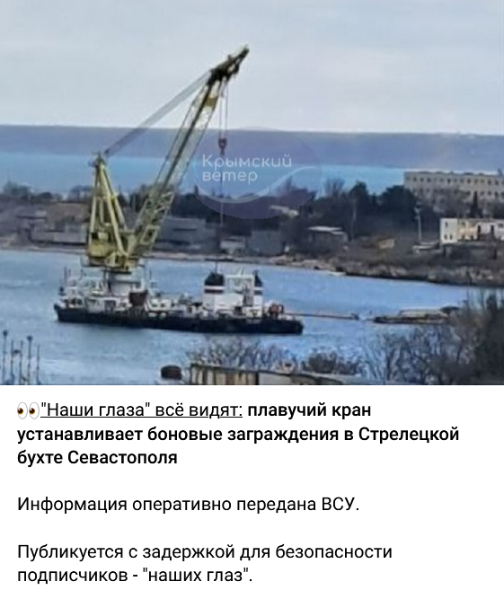 Gru galleggiante che installa ulteriore protezione nella baia di Striletska, nella Sebastopoli occupata