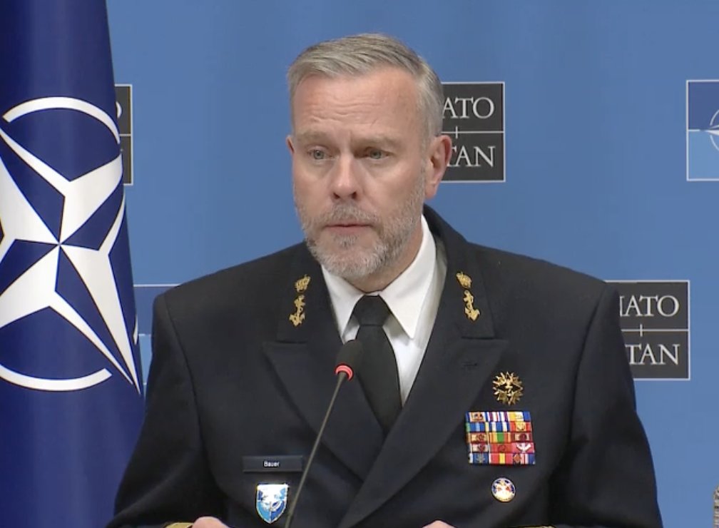 NATO CMC Bauer twierdzi, że naczelny dowódca Szwecji Micael Bydén „miał rację, ostrzegając tamtejszych obywateli, aby „przygotowali się do wojny. Podkreśla, że nawet kraje należące do sojuszu muszą przyjąć nordyckie podejście obejmujące „całe społeczeństwo. „To nie jest oczywiste, że żyjemy w pokoju – mówi